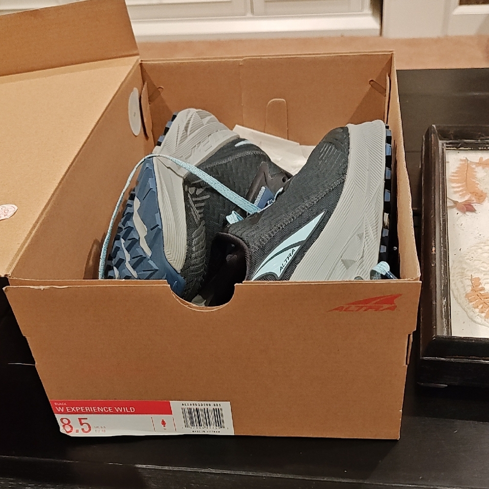 Altra experience Wild Size 8.5  Black/Lt Blue-barely Worn